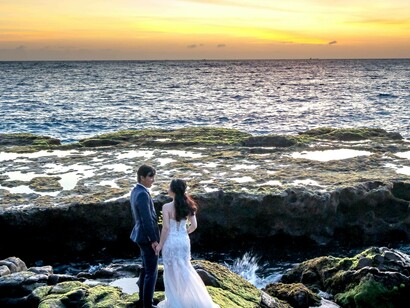 Two lovers gazing into each other's hearts 