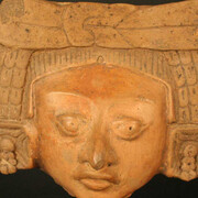 Cabeza antropomorfa femenina

Materiales: Cerámica

Clásico, Medio o Tardío 600- 900 d.C.

Medidas: 164 mm de alto