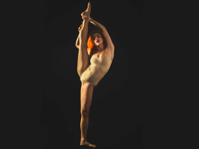 Contorcionista em sua prática. Colocar uma energia boa em algo que se faz e deixar um final feliz, é assim que te convido a pensar e identificar onde você se destaca neste conceito mad skills, pense com carinho e aprimore isso cada vez mais, transmita algo que só você tem e intensifique esta prática, até se tornar o seu melhor e maior poder