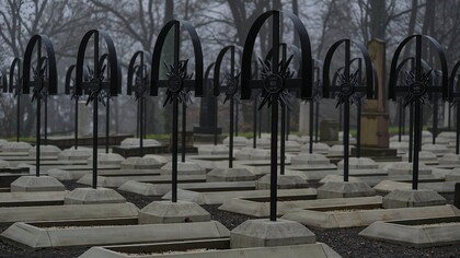Tumbas en el cementerio Lychakiv en Ucrania
