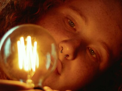 Garota observa lâmpada elétrica. A Revolução Industrial, iniciada no final do século XVIII e se estendendo pelo século XIX, foi um período crucial para a aplicação prática da eletricidade. Alessandro Volta, um físico italiano, inventou a pilha voltaica em 1800, fornecendo a primeira fonte contínua de corrente elétrica