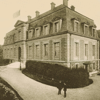 Début 1881 Pasteur propose à Gambetta, Président du Conseil, de créer un établissement de production de vaccins