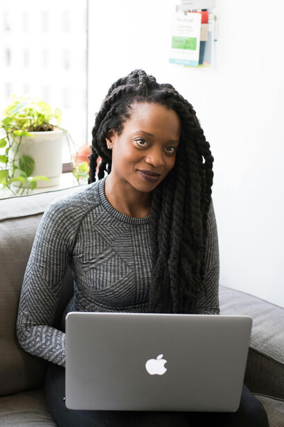 Desafios e preconceitos enfrentados por mulheres negras no ambiente corporativo ao adotarem penteados afros