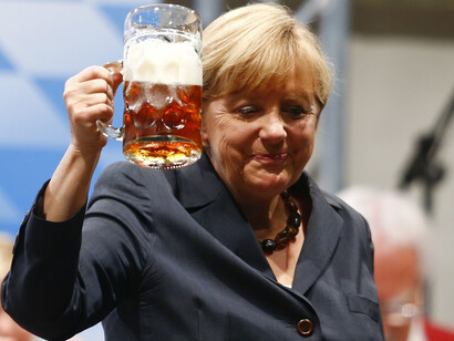 La canciller alemana, Angela Merkel, disfruta de una cerveza