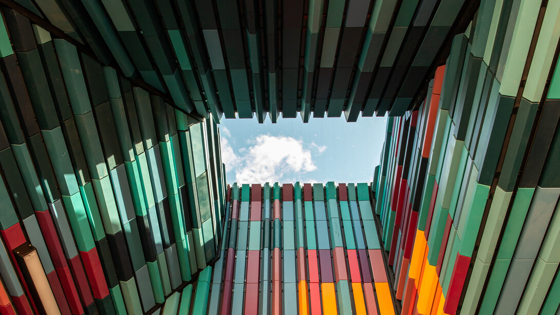 Construção de arte contemporânea em que o céu aparece no desencontro das linhas
