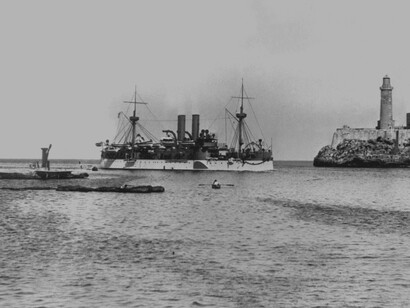 El USS Maine entrando en el Puerto de la Habana el 25 de enero de 1898, donde explotaría tres semanas después