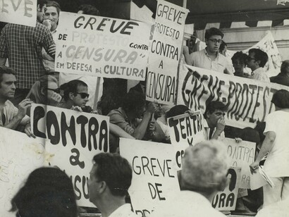 Manifestantes contra a Ditadura Militar no Brasil. Entenda os desafios do ensino de História contemporânea no Brasil e como a fragmentação temporal afeta a compreensão dos alunos