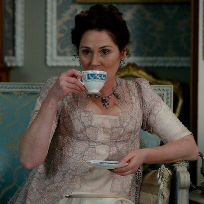 La porcellana permette ai period drama di evocare un senso di fragilità e preziosità, riflettendo spesso la delicatezza delle emozioni o delle convenzioni sociali raccontate. Nella foto l'attrice Ruth Gemmell è Lady Violet Bridgerton nella serie "Bridgerton"