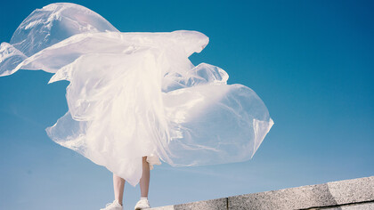 Moda sustentável. O termo “moda sustentável” entrou no léxico popular como uma resposta às crescentes preocupações com as práticas insustentáveis que têm marcado a produção e o consumo de vestuário