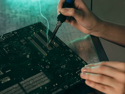 Saldatura di componenti su una scheda elettronica con saldatore fumante