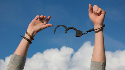 Viver o presente sem comprometimento com metas de sucesso ou medo do fracasso é a chave para manter a liberdade. A aceitação de si e do outro, sem submissão ou fingimento, é o que nos permite vivenciar plenamente cada momento