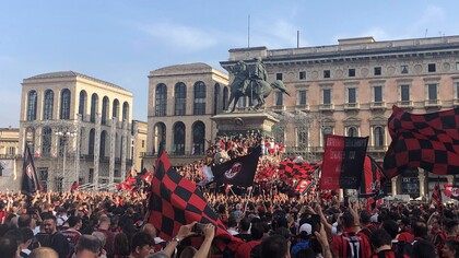I tifosi del Milan festeggiano in piazza la vittoria dello scudetto 2022, Piazza Duomo, Milano, Italia