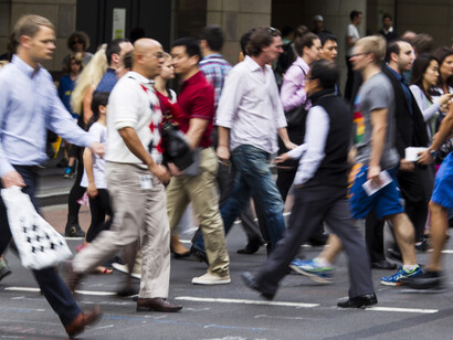 Grupo de gente caminando por la calle