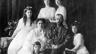 El zar Nicolás II, la zarina Alejandra Fiódorovna y sus cinco hijos