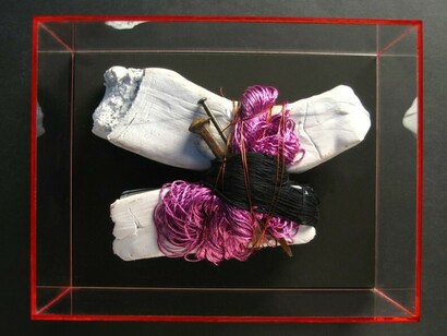 Fam Ricami, Odore di viola e di violenza, 27x21x14, 2004, foto Marirosa Toscani Ballo 