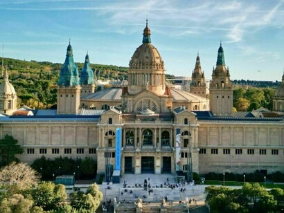 La gran entrada del MNAC con sus columnas jónicas bajo un cielo despejado