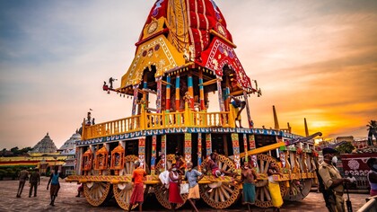 I grandi carri delle divinità induiste portati in processione durante il Festival Ratha Yatra a Odisha, India