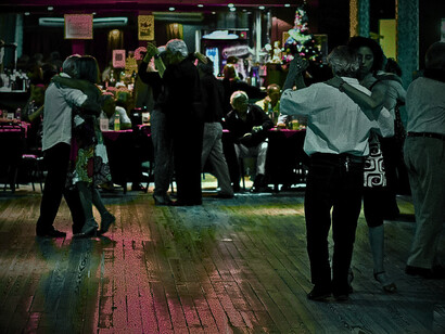 Los jóvenes audaces que abrazaron al tango como a una novia, y los maduros asombrados al "descubrir" aquello que, desde el principio, formó parte de su paisaje cotidiano. Tango de Pista, Buenos Aires, Argentina