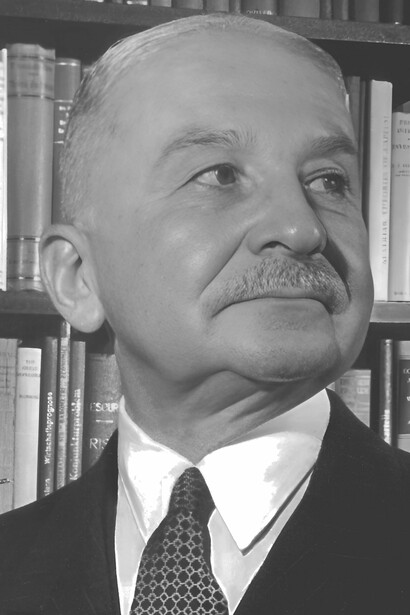 El autor critica las ideologías abstractas frente a la validez de la experiencia