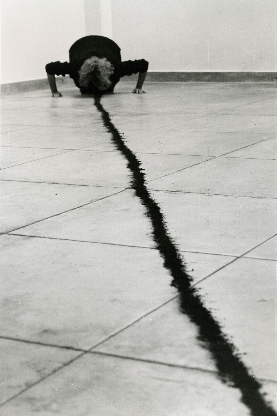 Helena Almeida, Dentro de mim [À l’intérieur de moi] 1998, Photographie noir et blanc, 185 × 122 cm. Coll. Fundação Luso-Americana para o Desenvolvimento, en dépôt à la Fundação de Serralves – Museu de Arte Contemporânea, Porto. Photo : Laura Castro Caldas et Paulo Cintra, courtesy FLAD, Lisbonne