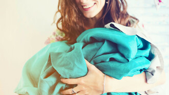 Ragazza delicata con tessuto blu in un'atmosfera serena e rilassante. Il micro riordino è un modo efficace per affrontare le attività di sistemazione senza sentirsi sopraffatti/a, e la primavera è il momento perfetto per mettere in pratica questa strategia e portare nuova energia e freschezza nei nostri spazi