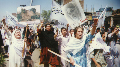 Manifestation de l'Association révolutionnaire des femmes d'Afghanistan (RAWA) à Peshawar, Pakistan, pour condamner le sixième anniversaire noir de l'invasion des fondamentalistes à Kaboul, le 28 avril 1998