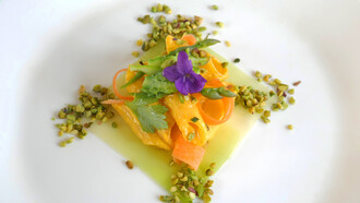 Penne con asparagi, porri, sedano e crema di carote guarnite con trito di pistacchi