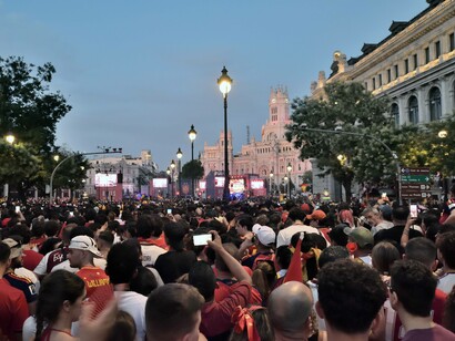 Hay algo perverso en la temporalidad del Mundial: ocurre en un tiempo festivo, colectivo, de emoción compartida. Fiesta de celebración en Madrid, España
