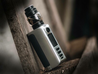 A thick vaping device containing liquid at the head
