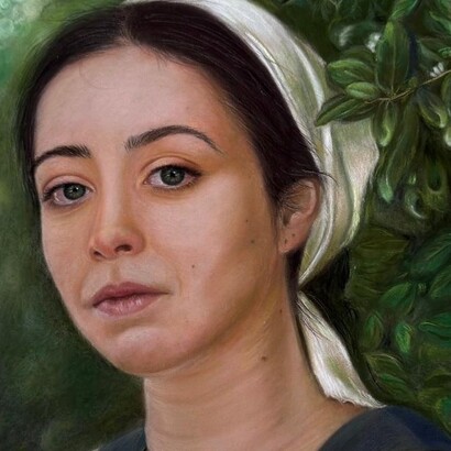 Luisa Vargiu, Ana, 2024, 30x40 cm. Pastello secco su Pastelmat. “Ci sono volti che non chiedono di essere guardati. Si rivelano lentamente, come una presenza silenziosa che si lascia scoprire solo da chi sa osservare davvero. Ana è uno di questi.” Foto: Luisa Vargiu