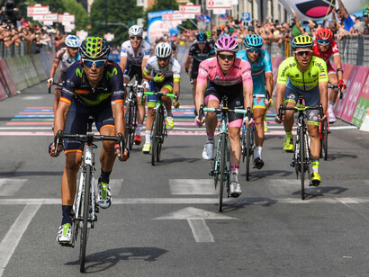 Il gruppo maglia rosa all'arrivo