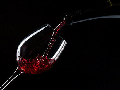 Calice di vino rosso. L'uva che Virgilio Vidor coltiva da 50 anni in Costa Rica e Centro America, producono vini incredibili dai colori sorprendenti, fruttati, floreali e freschi, a volte frizzanti.