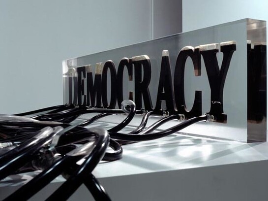 Andreï Molodkin, « Democracy », 2005, Bloc acrylique et pétrole, Ed. 4/5 - 160 x 130 x 50 cm (oeuvre murale) - Bloc acrylique 100 x 25 x 9 cm, Courtesy Galerie Patricia Dorfmann, Paris