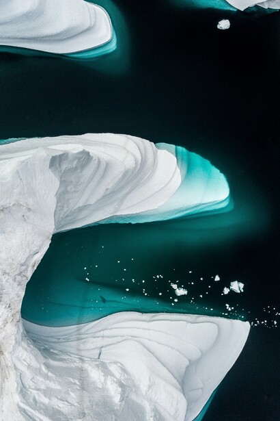 Lo scioglimento del permafrost sotto i ghiacciai può liberare gas serra e virus scongelati, incrementando il cambio climatico e potenzialmente causando nuovi rischi sanitari. Mar Glaciale Artico sulle coste della Groenlandia 