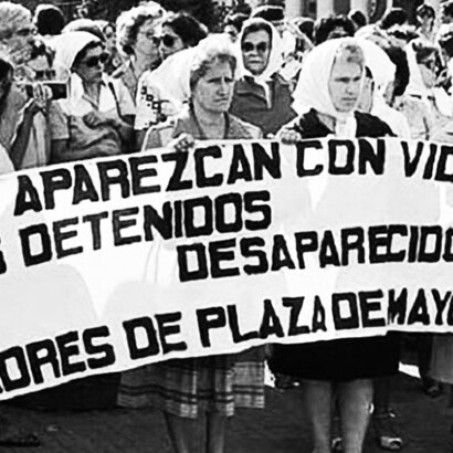 Madres de Plaza de Mayo en el marco de una manifestación en Buenos Aires, Argentina. El cartel reza: "Que aparezcan con vida los detenidos y desaparecidos"