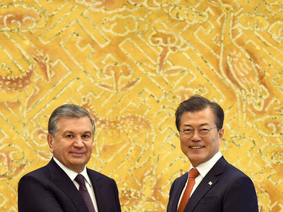 Shavkat Mirziyoyev (links) mit dem südkoreanischen Ministerpräsidenten Moon Jae-in