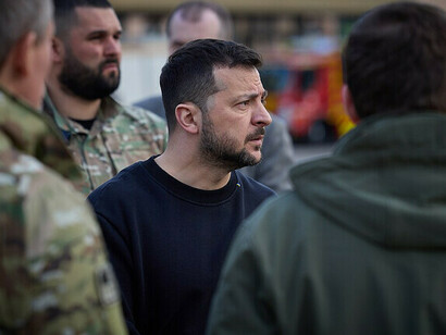 En Dnipro, Ucrania, el presidente Volodymyr Zelensky elogió los valientes esfuerzos de los rescatistas para abordar los daños causados ​​por el ataque ruso el 19 de abril de 2024