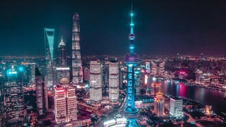 Vista notturna di Shangai con la Shangai Tower nello sfondo, Shangai, Cina