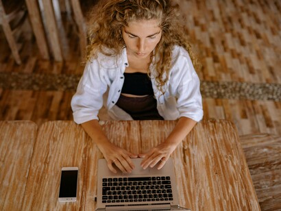 Mulher frustrada em frente ao computador. A ambição, que antes levava a apostar e fazer qualquer coisa para conseguir o que queria, agora é substituída pelo desespero de manter, de pagar qualquer preço para não sair de foco, não sair das plataformas de sucesso e fama