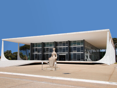 Como a democracia exige colaboração entre divergências, rejeitando posturas autoritárias e maniqueístas. Construído em 1960, o prédio do STF reflete a visão de Niemeyer e integra o conjunto arquitetônico de Brasília, reconhecido como Patrimônio Mundial pela Unesco