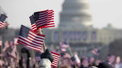 Marcha com bandeiras dos Estados Unidos frente ao Capitólio