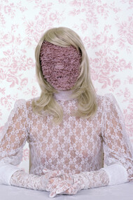A la pregunta por la feminidad, Robyn Cummings ofrece en "Lady Things" una respuesta tan delicada como perturbadora