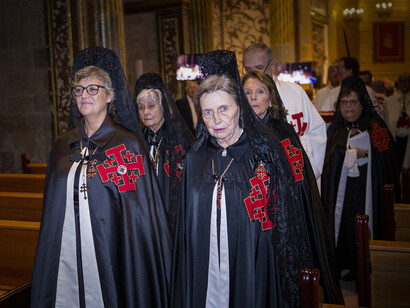 Damas de la Orden en el comienzo de la procesión de la vela de armas
