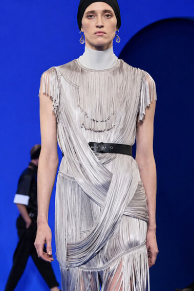 At Paris Fashion Week, Peter Copping presented Lanvin’s Spring/Summer 2026 collection, where layered shades of blue structured a refined dialogue between bold shoulders, sculptural scarves, and fluid skirts