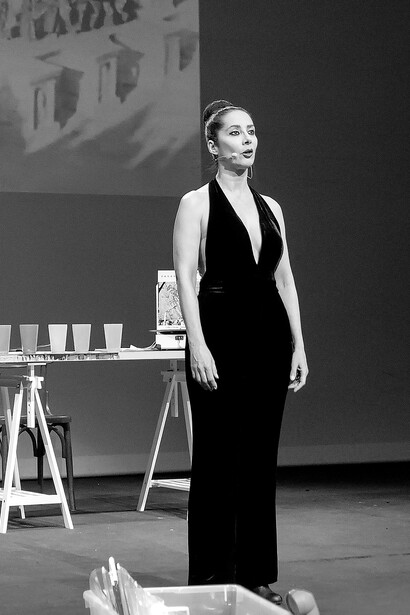 Caroline Pagani è un'attrice, autrice e drammaturga poliglotta, laureata in Filosofia con una tesi in Storia del Teatro Inglese