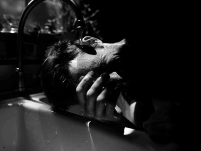 Uma reflexão poética sobre identidade, desespero e a busca incessante pela verdadeira essência