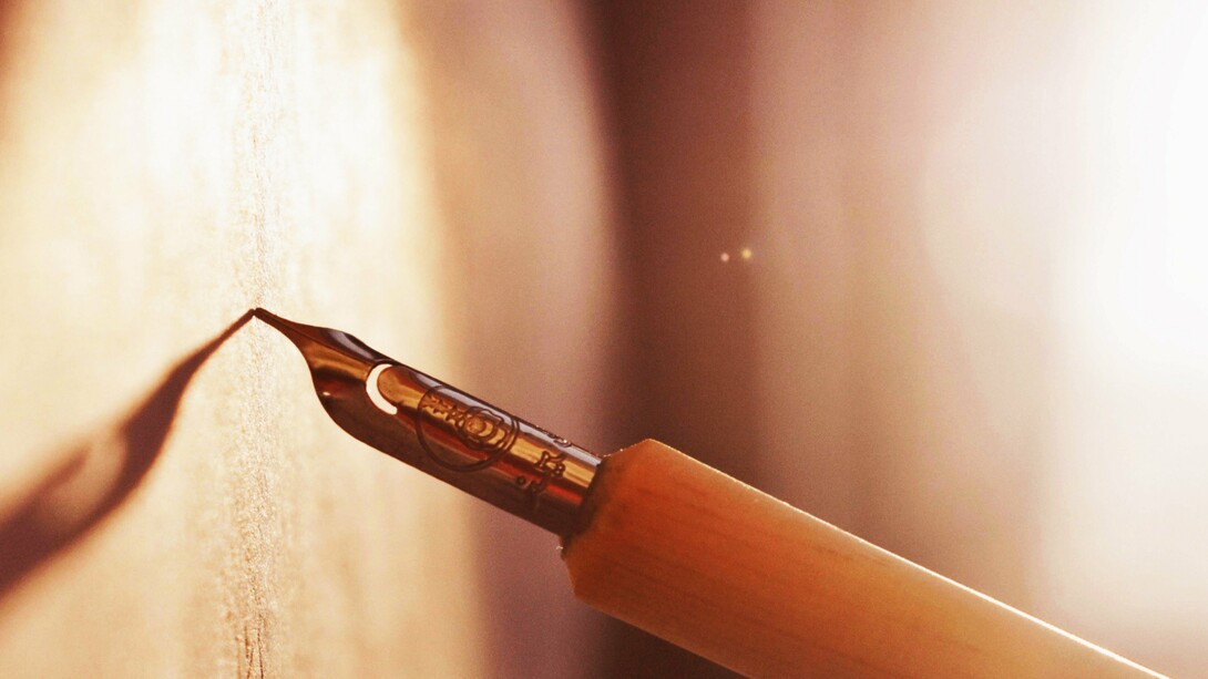 Não era premir uma tecla, nem assistir ao surgimento automático de uma letra perfeita, fria, impessoal, emitida por um ecrã retroiluminado. Era, antes, desenhar palavras antes mesmo de lhes dar significado. Criar formas com as mãos, transformar o silêncio em linhas. Era corpo. Era tempo. Era humano