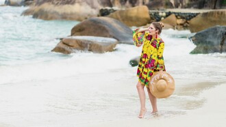 Sui catwalks SS26, sabots con mini tacchi o piattaforme leggere aggiungono altezza senza sacrificare comfort e silhouette pulite