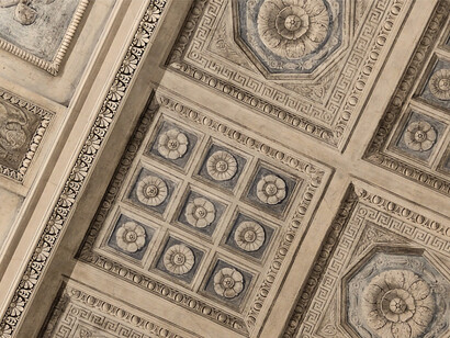 Moulures de plafond similaires, toujours symboles d'un intérieur soigné