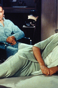 Janela Indiscreta (Rear Window) 1954, dirigido por Alfred Hitchcock e estrelado por James Stewart, Grace Kelly, Wendell Corey e Thelma Ritter.